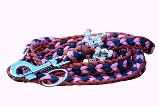 Geflochtene Paracord Hundeleine in Bronze, rosa und Anthrazittönen mit Metallkarabiner und Schmuckperlen am Griff