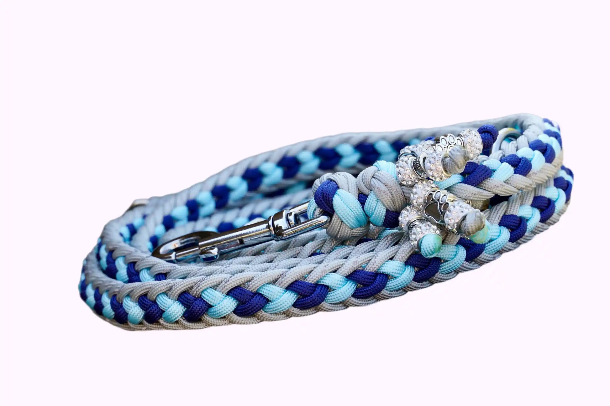 Geflochtene Paracord Hundeleine in Blau- und Grautönen mit Metallkarabiner und Schmuckperlen am Griff