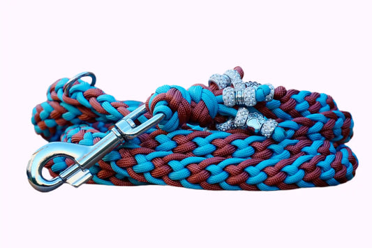 Geflochtene Paracord Hundeleine in Bronze- und Blautönen mit Metallkarabiner und Schmuckperlen am Griff