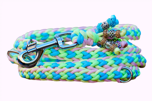 Geflochtene Paracord Hundeleine in fluoreszierenden Pastelltönen mit Metallkarabiner und Schmuckperlen am Griff