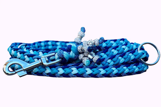 Geflochtene Paracord Hundeleine in Blautönen mit Metallkarabiner und Schmuckperlen am Griff