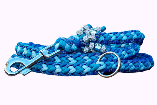 Geflochtene Paracord Hundeleine in Blautönen mit Metallkarabiner und Schmuckperlen am Griff