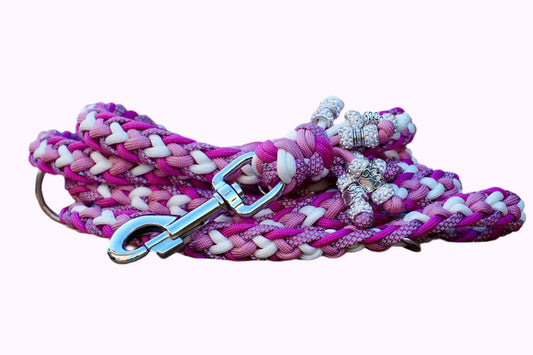 Geflochtene Paracord Hundeleine in Rosa- und Weißtönen mit Metallkarabiner und Schmuckperlen am Griff