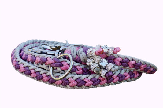 Geflochtene Paracord Hundeleine in Rosa-, Lila- und Grautönen mit Metallkarabiner und Schmuckperlen am Griff