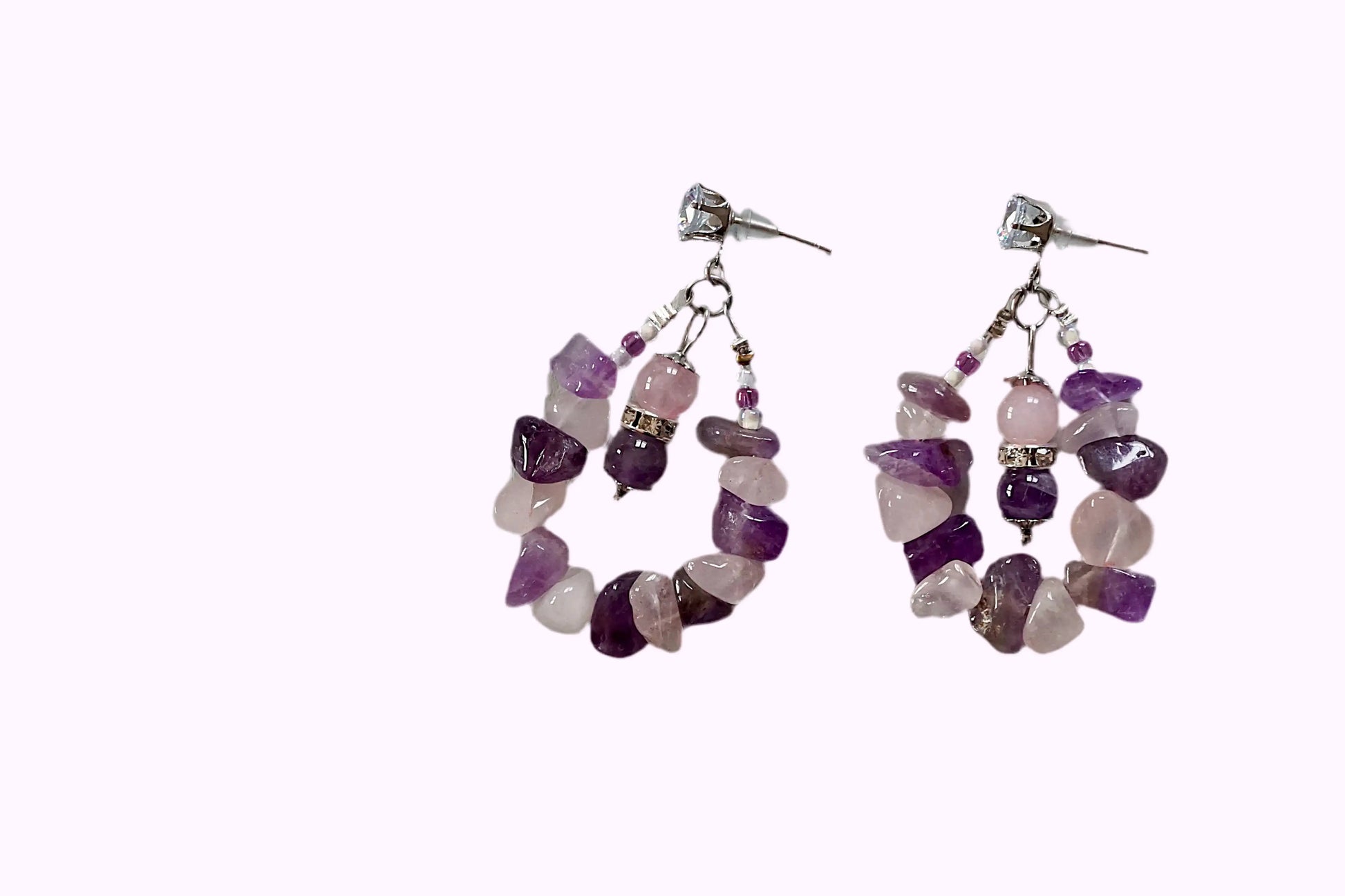 Ohrringe mit unregelmäßigen Amethyst- und Rosenquarzsteinen, silberne Steckverschlüsse, tropfenförmig angeordnet