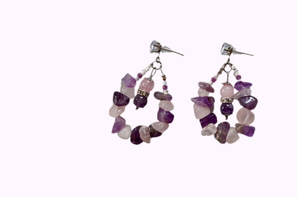 Ohrringe mit unregelmäßigen Amethyst- und Rosenquarzsteinen, silberne Steckverschlüsse, tropfenförmig angeordnet