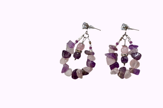 Ohrringe mit unregelmäßigen Amethyst- und Rosenquarzsteinen, silberne Steckverschlüsse, tropfenförmig angeordnet