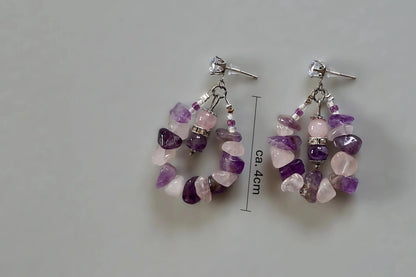 Ohrringe mit unregelmäßigen Amethyst- und Rosenquarzsteinen, silberne Steckverschlüsse, tropfenförmig angeordnet