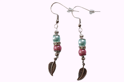 Ohrringe mit silberfarbenen Haken, zwei Perlen in Türkis und Rosa sowie einem silberfarbenen Blattanhänger