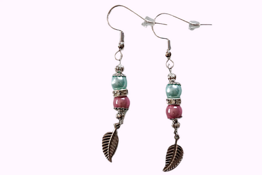 Ohrringe mit silberfarbenen Haken, zwei Perlen in Türkis und Rosa sowie einem silberfarbenen Blattanhänger