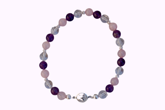 Rundes Armband aus Rosenquarz, Amethyst und Bergkristall mit silbernem Om-Anhänger und kleinen Silberperlen