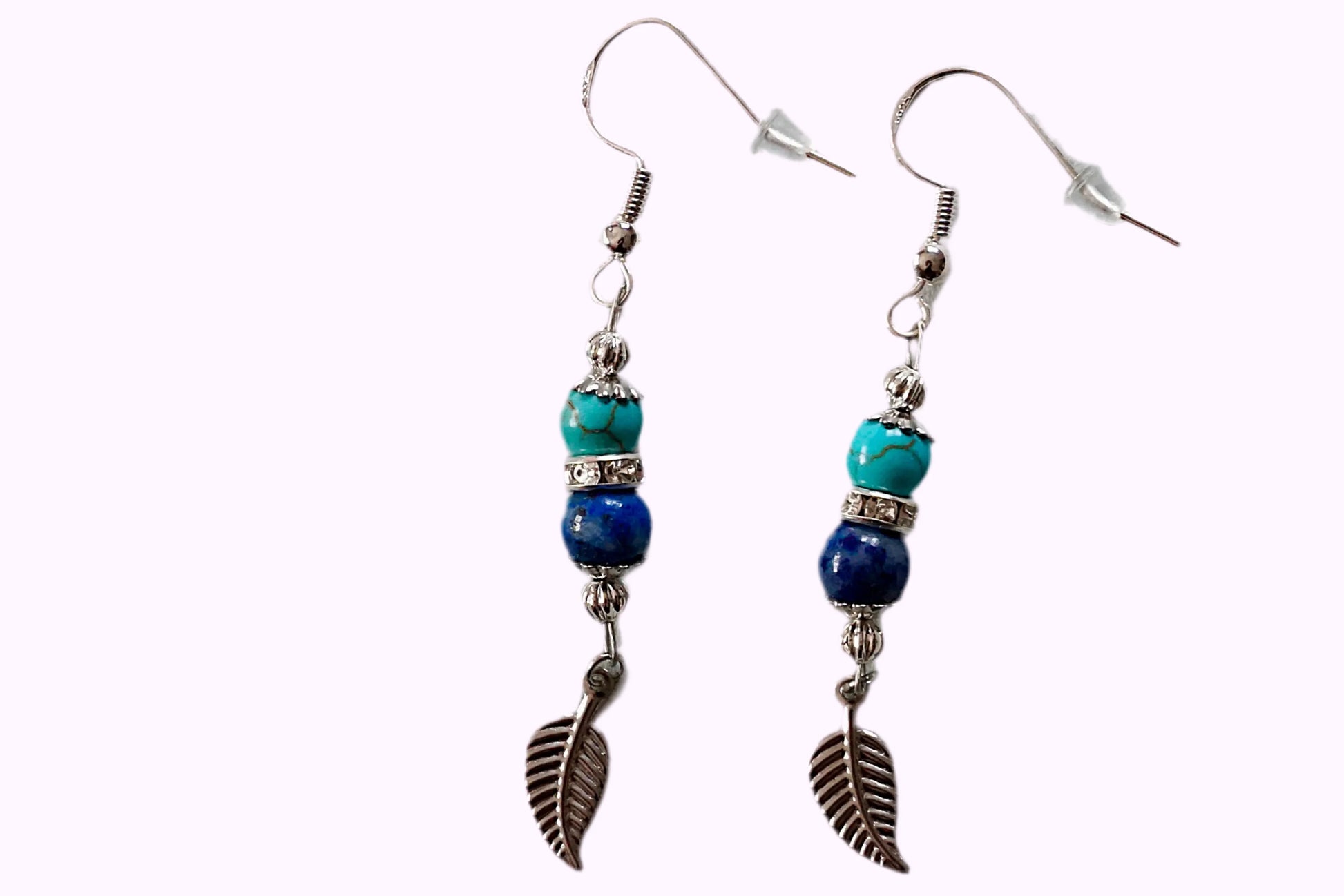 Ohrringe mit silberfarbenen Haken, zwei Edelsteinperlen in Turquenit und Sodalith sowie einem silberfarbenen Blattanhänger