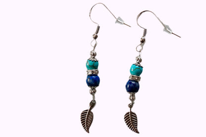 Ohrringe mit silberfarbenen Haken, zwei Edelsteinperlen in Turquenit und Sodalith sowie einem silberfarbenen Blattanhänger