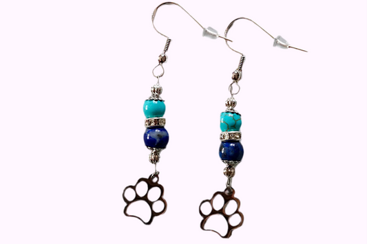 Ohrringe mit silberfarbenen Haken, zwei Edelsteinperlen in Turquenit und Sodalith sowie einem silberfarbenen Hundepfotenanhänger