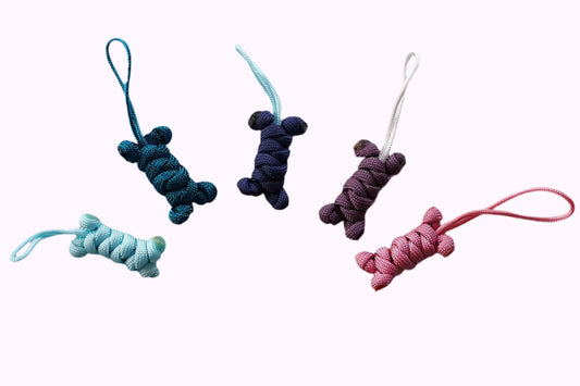 Fünf bunte Schlüsselanhänger aus geflochtenem Paracord in verschiedenen Farben mit Schlaufe am oberen Ende