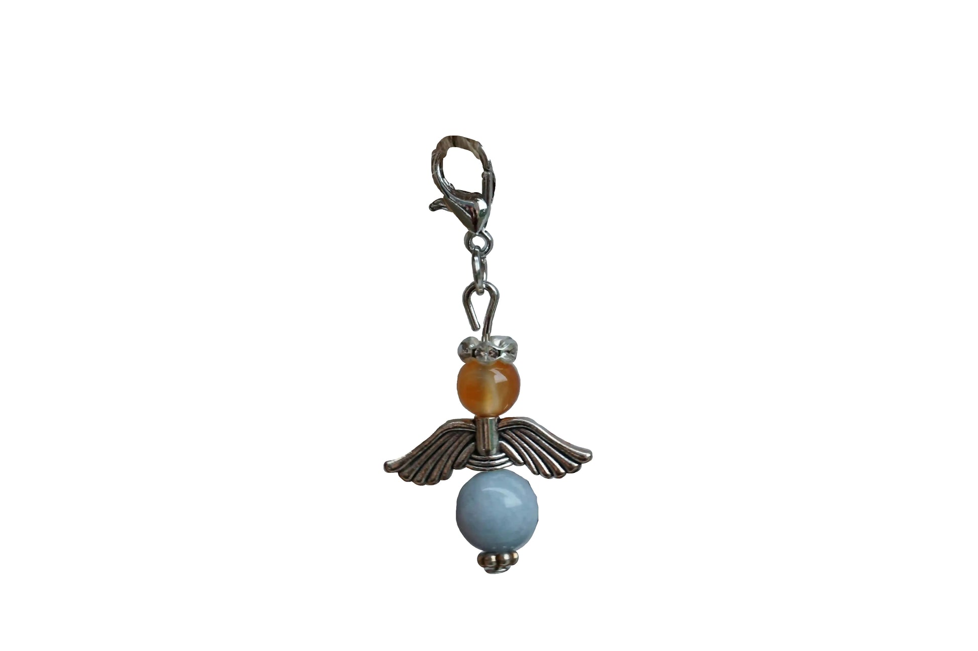 Anhänger in Form eines Schutzengels mit Karneol- und Chalcedonperlen, silberfarbene Flügel