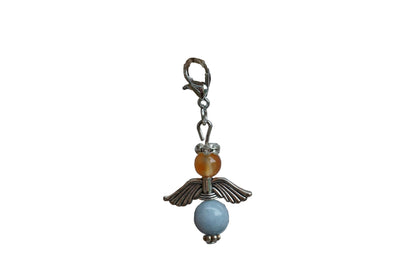 Anhänger in Form eines Schutzengels mit Karneol- und Chalcedonperlen, silberfarbene Flügel