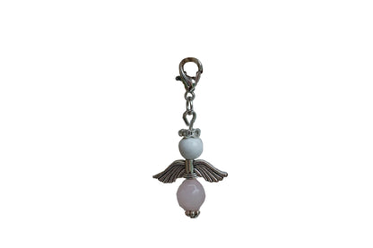 Anhänger in Form eines Schutzengels mit Magnesit- und Rosenquarzperlen, silberfarbene Flügel