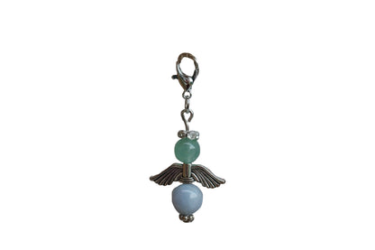 Anhänger in Form eines Schutzengels mit grüner Aventurin- und Chalcedonperlen, silberfarbene Flügel
