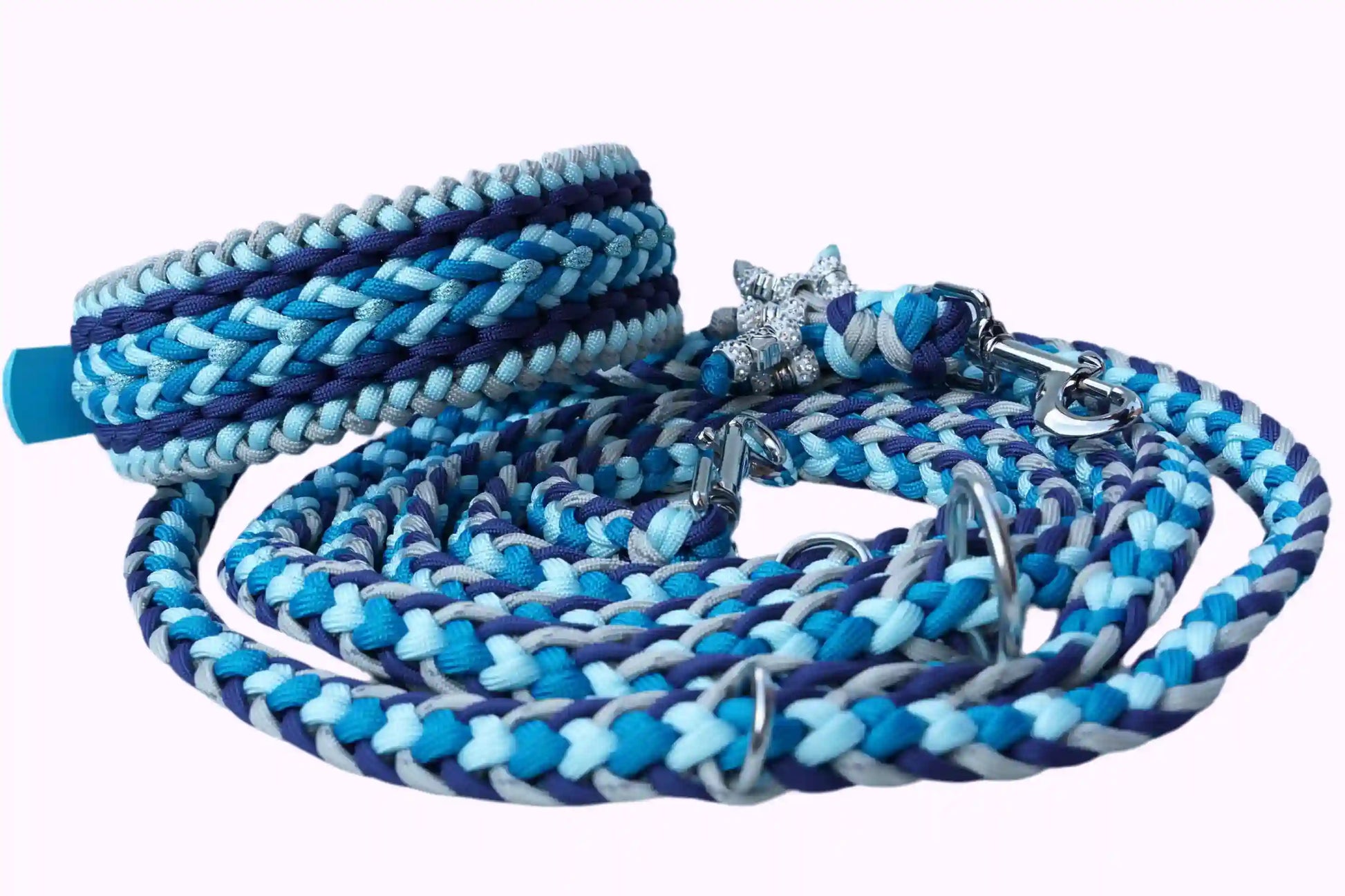 Geflochtene Hundeleine und Halsband in Blau- und Grautönen mit Metallkarabinern und Zierperlen