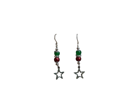 Ohrringe mit Sternanhängern, grünen und roten Perlen