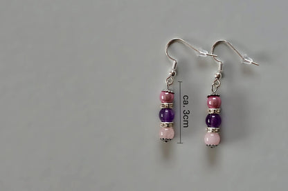 Ohrringe mit silberfarbenen Haken, zwei Edelsteinperlen in Amethyst und Rosenquarz, sowie rosa Acrylperle mit Maßstab