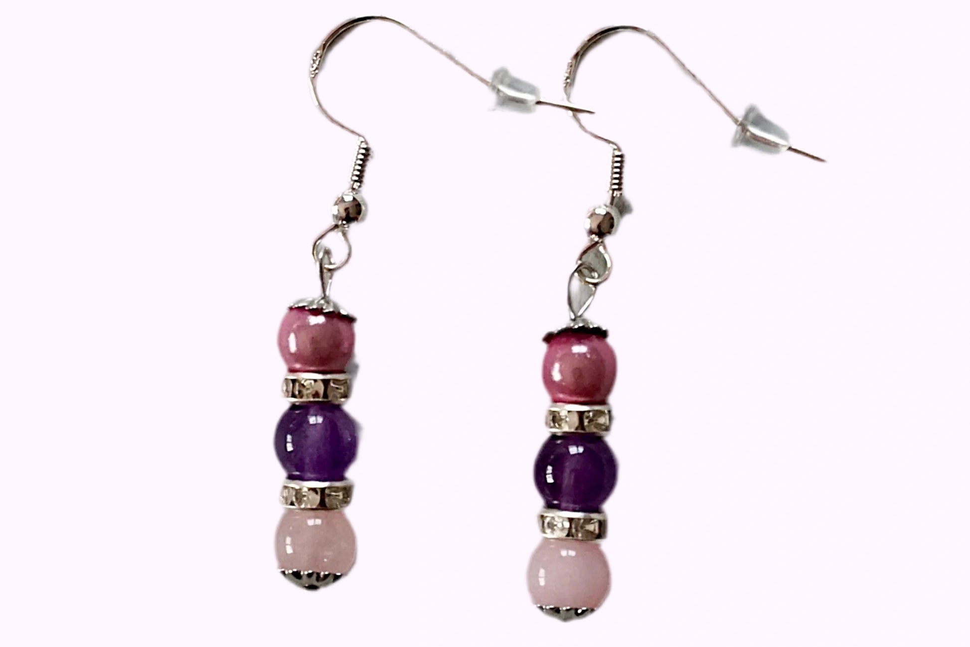 Ohrringe mit silberfarbenen Haken, zwei Edelsteinperlen in Amethyst und Rosenquarz, sowie rosa Acrylperle