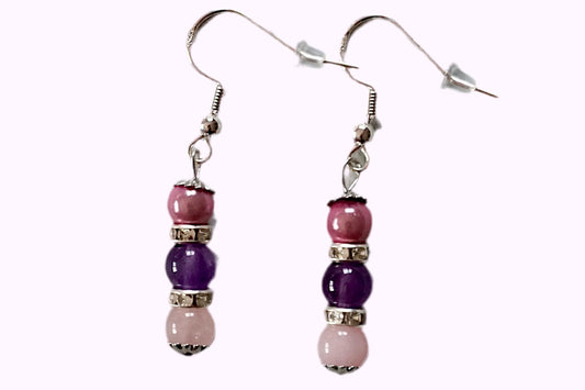 Ohrringe mit silberfarbenen Haken, zwei Edelsteinperlen in Amethyst und Rosenquarz, sowie rosa Acrylperle