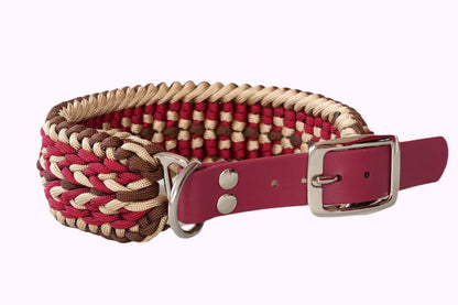 Geflochtenes Hundehalsband aus braunen, weinroten und goldenen Bändern mit silberner Metallschnalle und Löchern zur Größeneinstellung.