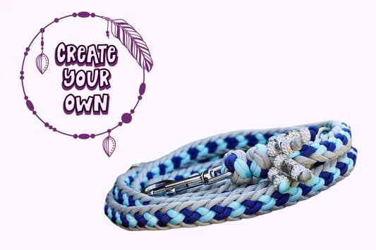 Geflochtene Paracord Hundeleine in Blau- und Grautönen mit Metallkarabiner und Schmuckperlen am Griff mit einem Logo "Create your Own" in der Ecke