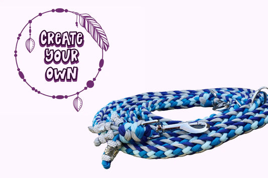 Geflochtene Paracord Hundeleine in Blau- und Grautönen mit Metallkarabiner und Schmuckperlen am Griff mit Logo "Create your own" in der Ecke