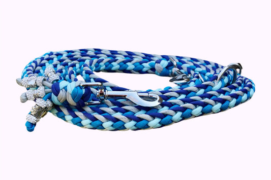 Geflochtene Paracord Hundeleine in Blau- und Grautönen mit Metallkarabiner und Schmuckperlen am Griff