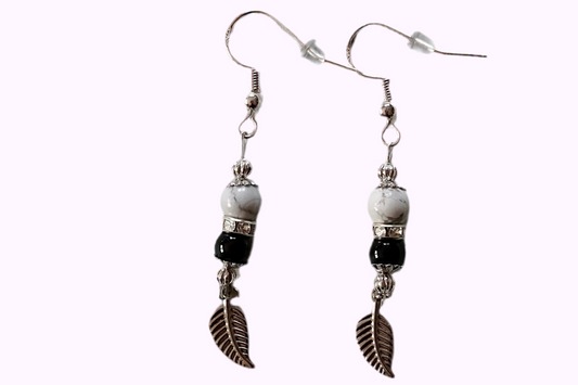 Ohrringe mit silberfarbenen Haken, zwei Edelsteinperlen in Magnesit und Turmalin sowie einem silberfarbenen Blattanhänger