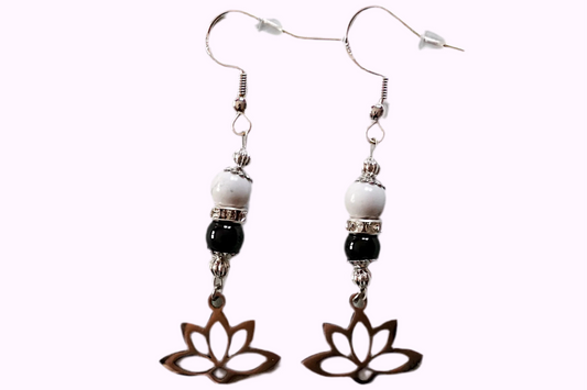 Ohrringe mit silberfarbenen Haken, zwei Edelsteinperlen in Magnesit und Turmalin sowie einem silberfarbenen Lotusblumenanhänger