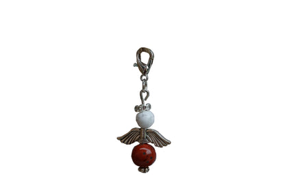 Anhänger in Form eines Schutzengels mit Magnesit- und roter Jaspisperlen, silberfarbene Flügel