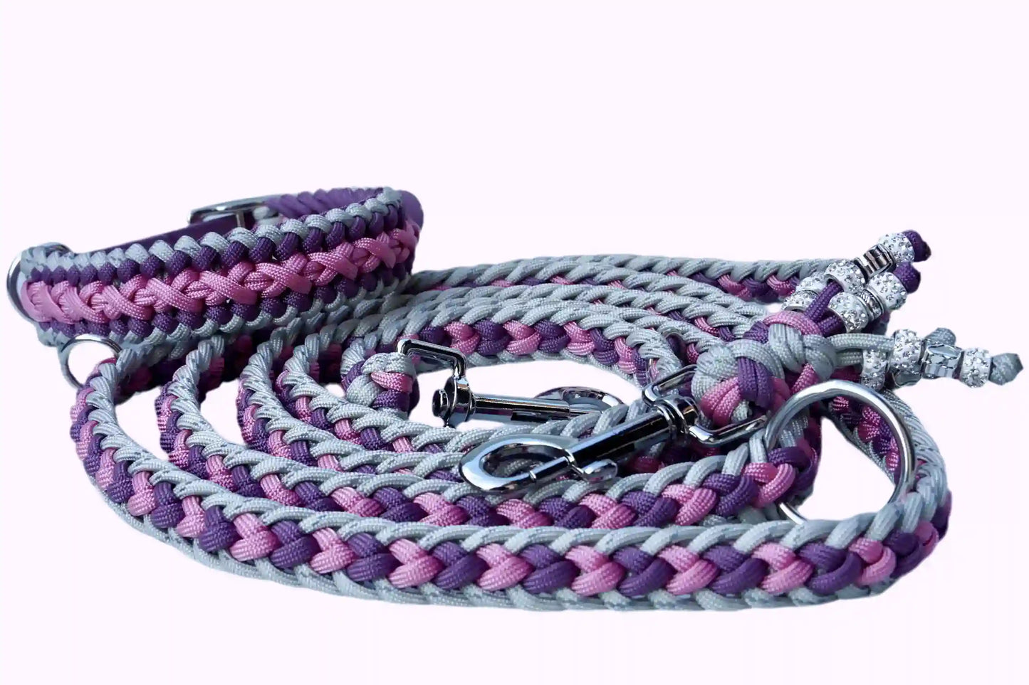 Geflochtene Hundeleine und Halsband in Lila- und Grautönen mit Metallkarabinern und Zierperlen